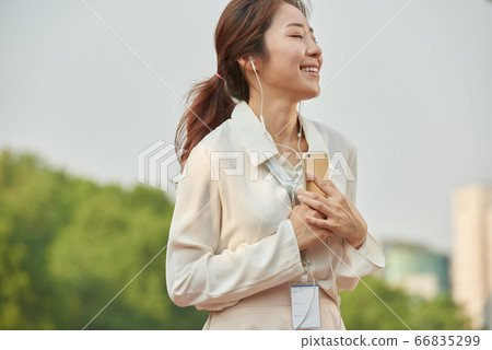 20多歲的上班族 20多歲的上班族 66835299