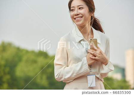 20多歲的上班族 20多歲的上班族 66835300