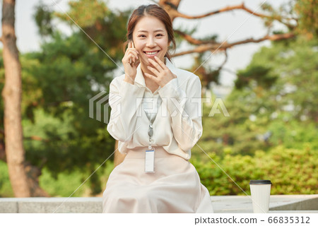20s office worker 20s office worker 66835312