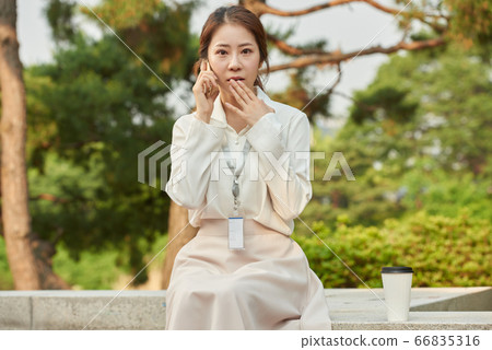 20s office worker 66835316