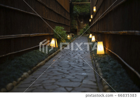 京町屋入口處的石頭路面 京町屋入口處的石頭路面 66835383