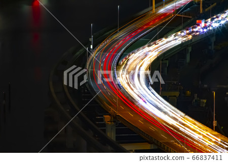 夜間在大都會高速公路上的車燈步道 夜間在大都會高速公路上的車燈步道 66837411