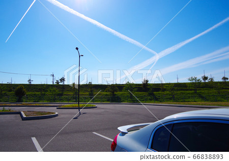 湛藍的天空，一輛汽車停在露天停車場，抬頭望著它，還有一段用不完的長度和廣度的軌跡...鳥取縣境港市米子市（晴朗的天氣） 66838893