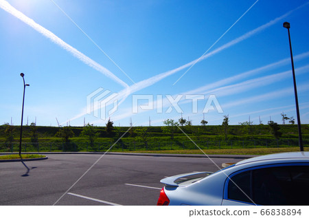 湛藍的天空，一輛汽車停在露天停車場，抬頭望著它，還有一段用不完的長度和廣度的軌跡...鳥取縣境港市米子市（晴朗的天氣） 66838894