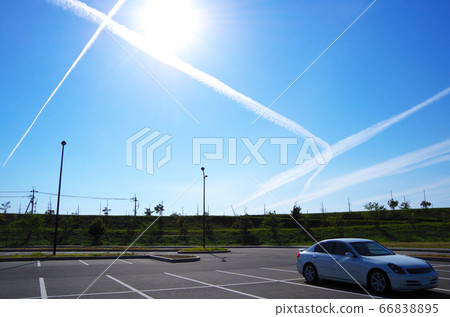 湛藍的天空，一輛汽車停在露天停車場，抬頭望著它，還有一段用不完的長度和廣度的軌跡...鳥取縣境港市米子市（晴朗的天氣） 66838895