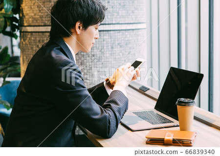 在一個共享的辦公室做遠程工作的商人 在一個共享的辦公室做遠程工作的商人 66839340