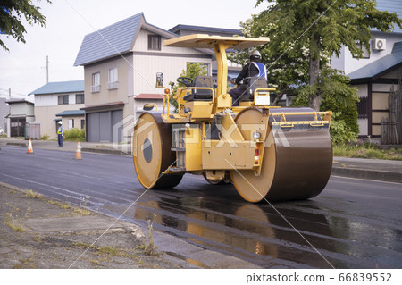 瀝青路面施工現場的壓路機 66839552