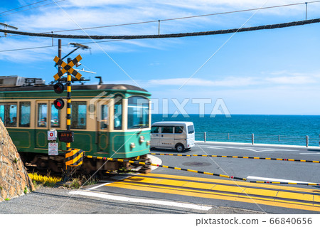 《Kanagawa Prefecture》 Enoden along the sea and the crossing in front of Kamakura High School 66840656