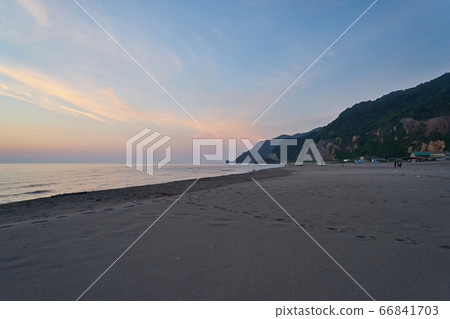 Dusk at Nozumi Beach in Nagaoka City, Niigata Prefecture 66841703