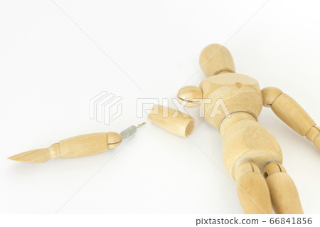 A drawing doll with a broken right arm 66841856