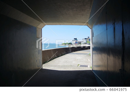 橋下連接通道出口處的溫泉鎮景色...島根縣松江市(晴天) 橋下連接通道出口處的溫泉鎮景色...島根縣松江市(晴天) 66841975
