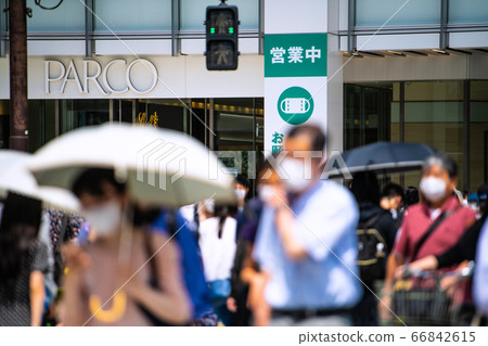 日本東京的城市景觀：路人戴著口罩以跟上熱量=金志町 66842615