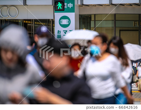 日本東京的城市景觀路人朝車站走去（甚至試圖戴上被取下的面具的人）=金志町車站前 66842616