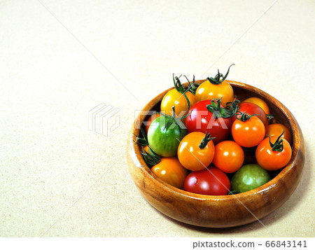 Cherry tomatoes in a bowl 66843141