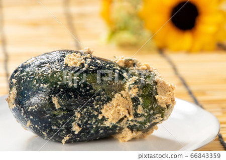 在米飯中煮的茄子。背景,百葉窗。 在米飯中煮的茄子。背景,百葉窗。 66843359
