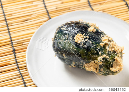 在米飯中煮的茄子。背景,百葉窗。 在米飯中煮的茄子。背景,百葉窗。 66843362