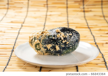 在米飯中煮的茄子。背景,百葉窗。 在米飯中煮的茄子。背景,百葉窗。 66843364
