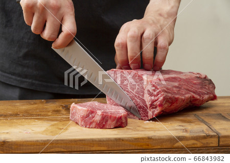 切牛排肉的場景 66843982
