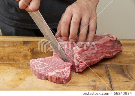 Scene of cutting steak meat 66843984