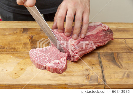 Scene of cutting steak meat 66843985