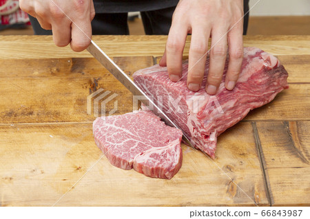 Scene of cutting steak meat 66843987