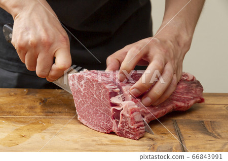Scene of cutting steak meat 66843991