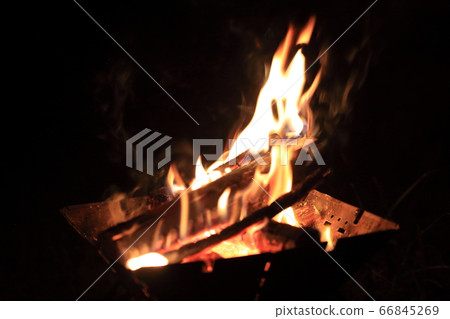 Bonfire flame　 66845269