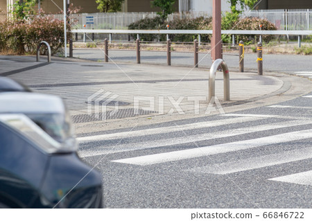 從車內看到的交叉路口等待信號 66846722