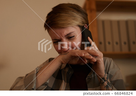 Woman has a bad call 66846824