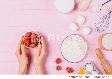 Cooking strawberry pie process, flat lay Cooking strawberry pie process, flat lay 66848434