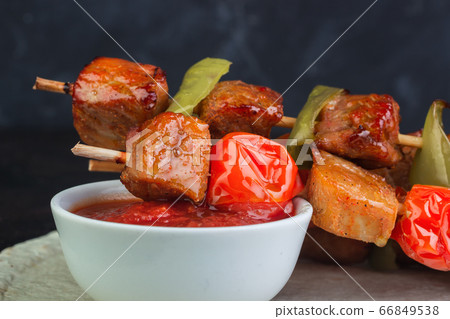 Pork barbekbyu with tomatoes, peppers and sauce. Pork barbekbyu with tomatoes, peppers and sauce. 66849538