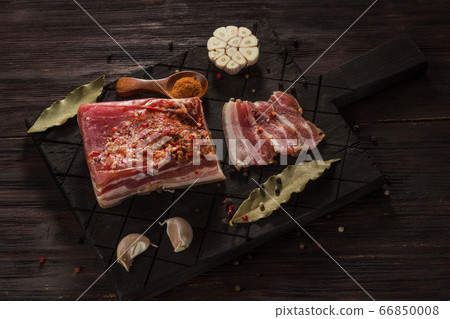 Solenaya vyalenaya grudinka so spetsiyami i Solenaya vyalenaya grudinka so spetsiyami i 66850008