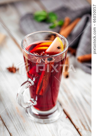 Warm cozy mulled wine glhwein with cinnamon apples 66850057