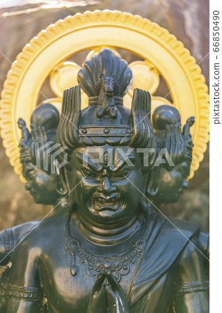 [東京，Tabata]站在東京十勝寺的佛教動物守護者馬頭觀音的雕像。 66850490