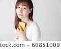女性女性白底智能手機 66851009