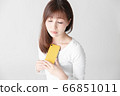 女性女性白底智能手機 66851011