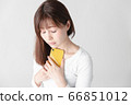 女性女性白底智能手機 66851012