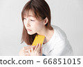女性女性白底智能手機 66851015