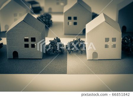 Boundary with neighboring house 66851842