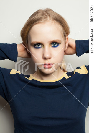 Girl with bright makeup, face close up 66852523