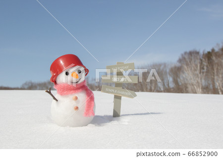 度假村信息委員會和站在雪地上的雪人 度假村信息委員會和站在雪地上的雪人 66852900