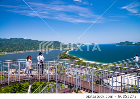 (Kyoto Prefecture) Amanohashidate: People who enjoy the spectacular view from the Hiryu Corridor (Kyoto Prefecture) Amanohashidate: People who enjoy the spectacular view from the Hiryu Corridor 66853272
