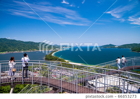 （京都府）天橋立：人們從日立館走廊觀看壯觀的景色 66853273