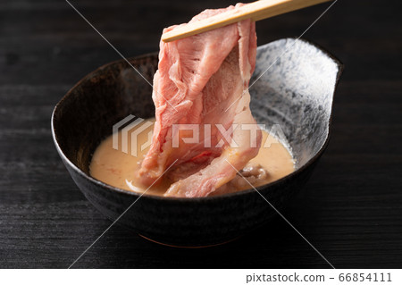 Japanese beef shoulder loin soaked shabu-shabu in sesame sauce 66854111