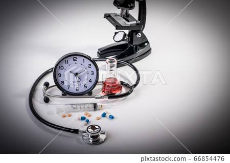 [Syringe and vaccine development with a sense of speed Bad image] 66854476