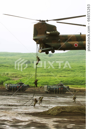大型運輸直升機從奇努克降落 大型運輸直升機從奇努克降落 66855263