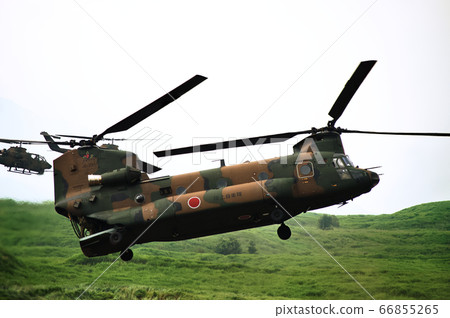 大型運輸直升機奇努克CH-47準備降落 66855265