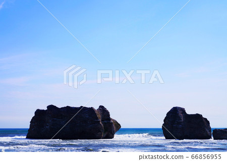 Oyakoiwa rocks lined up on the sea surface 66856955