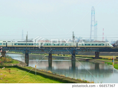 城市班輪穿越鐵橋Next 66857367