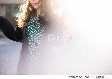 一個美麗的女人站在外面的女人冬天 一個美麗的女人站在外面的女人冬天 66858960